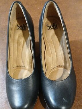 Sofft Black Leather Round-Toe Heels